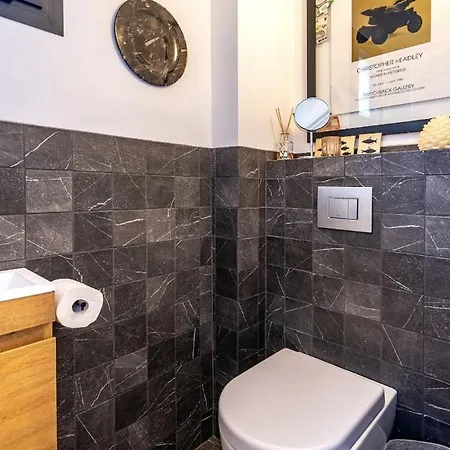 Magical With Secluded Garden - Beach, Port & Centre *