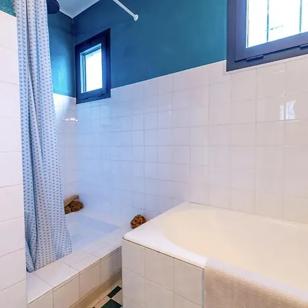 Magical With Secluded Garden - Beach, Port & Centre Willa