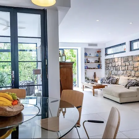 Willa Magical With Secluded Garden - Beach, Port & Centre *