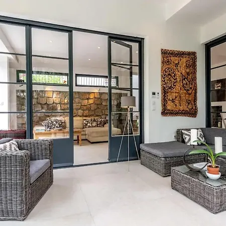 Magical With Secluded Garden - Beach, Port & Centre