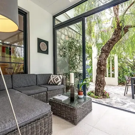 Magical With Secluded Garden - Beach, Port & Centre Willa *