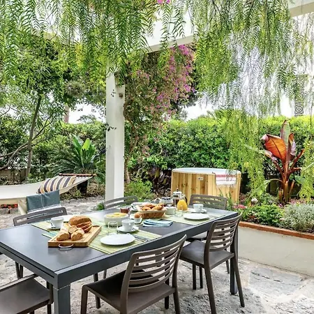 Magical With Secluded Garden - Beach, Port & Centre Willa