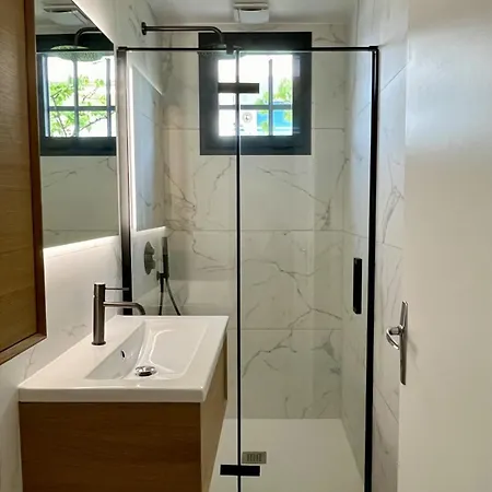 Magical With Secluded Garden - Beach, Port & Centre Willa *