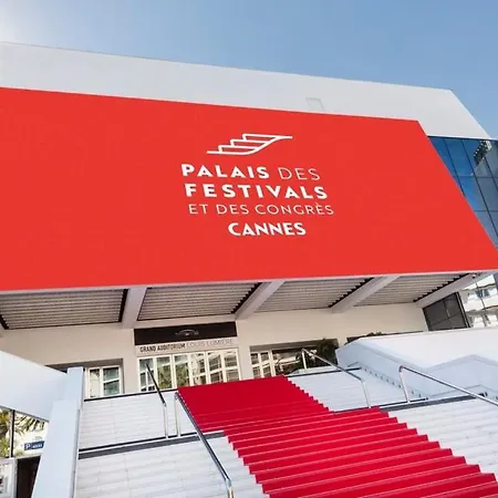 Magical With Secluded Garden - Beach, Port & Centre